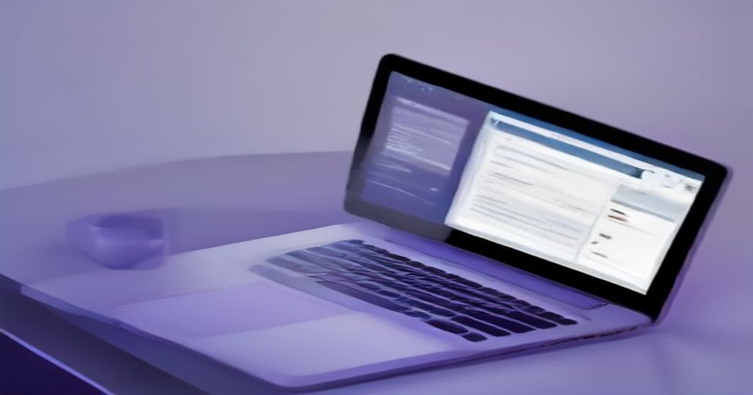 TikTok-Profil auf dem Smartphone neben einem Laptop mit einem Ordner für den Datenexport